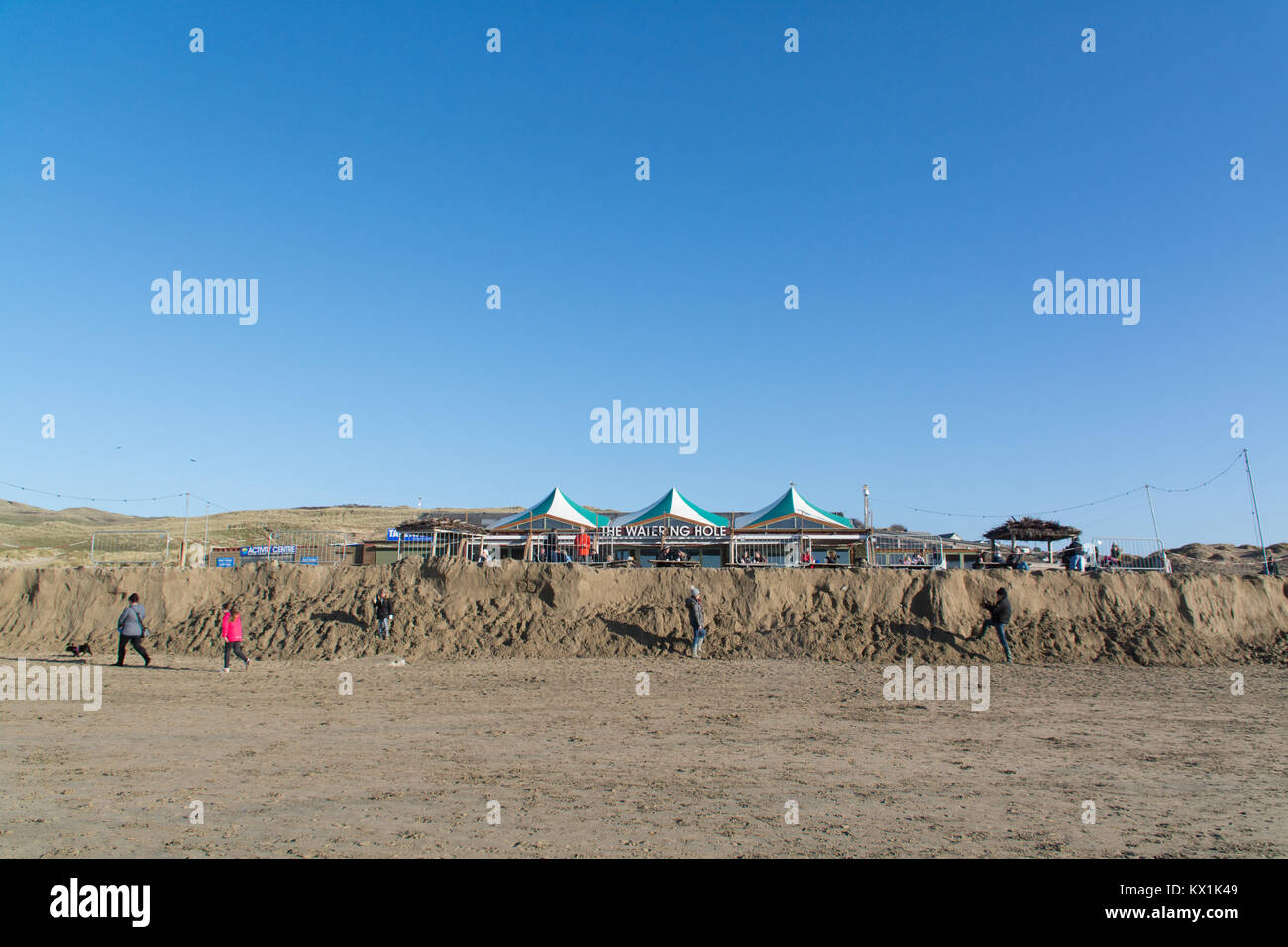 Perranporth Cornualles En El Reino Unido El Clima Del Reino Unido El Abrevadero Bar En La Playa En Perranporth Aun En Pie A Pesar De Tormenta Eleanors Mejores Esfuerzos La