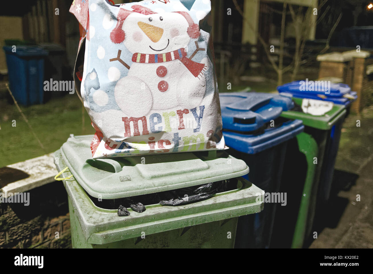 Glasgow, Escocia, Reino Unido el 7 de Enero.EL CLIMA DEL REINO UNIDO: La ciudad se congela durante la noche,como la temperatura desciende a menos de 5 cubos de basura con bolsa de mensaje de Navidad muñeco de nieve Feliz Navidad Credit Gerard Ferry/Alamy noticias Foto de stock