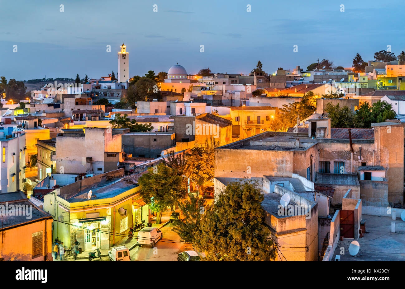 Skyline nocturno de El Kef, una ciudad en el noroeste de Túnez Foto de stock