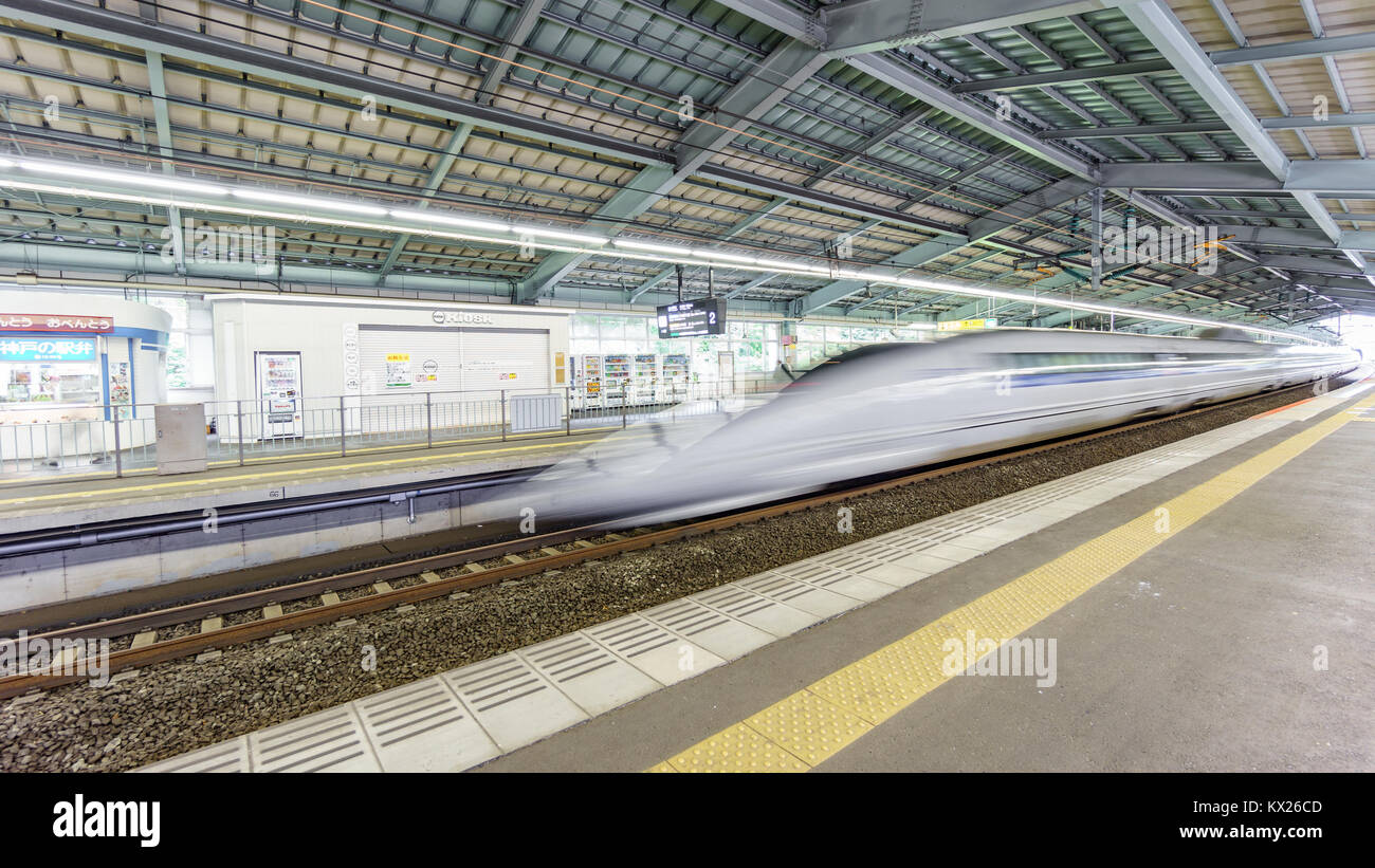 KOBE, JAPÓN - Junio 05, 2015: un tren bala Shinkansen en la estación de Kobe, Japón. El Shinkansen es la más concurrida del mundo línea de ferrocarril de alta velocidad Foto de stock