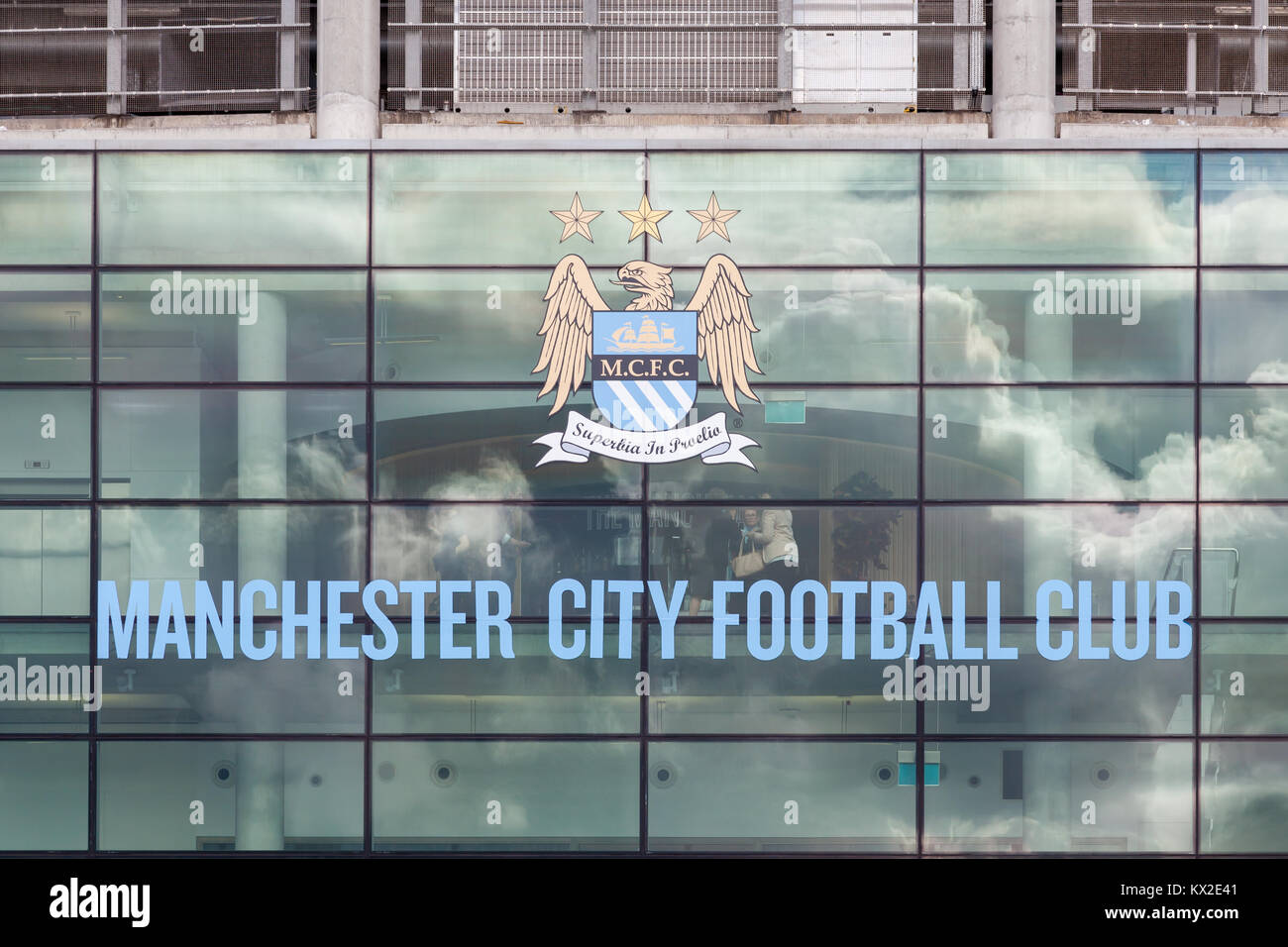 La cresta del Manchester City Football Club adorna el Etihad Stadium de Manchester, Inglaterra. Foto de stock