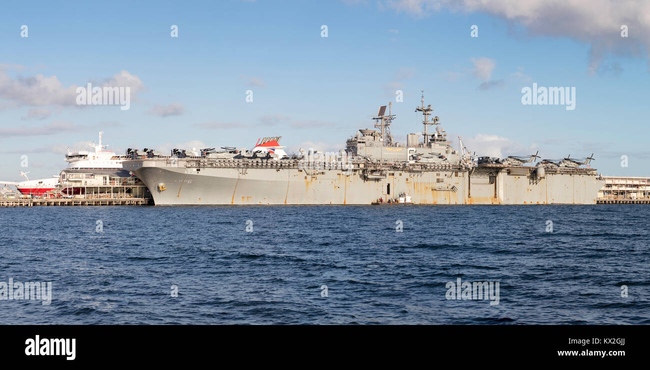 USS Bonhomme Richard (LHD-6) clase de avispa buque de asalto anfibio de la Marina de los Estados Unidos, acoplado a la estación Pi Foto de stock
