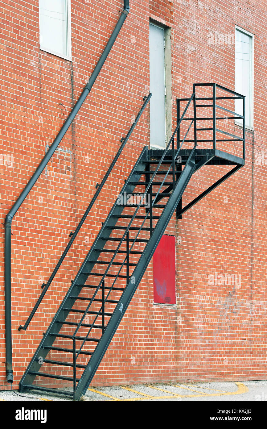 Escaleras exteriores de metal imágenes de resolución - Alamy