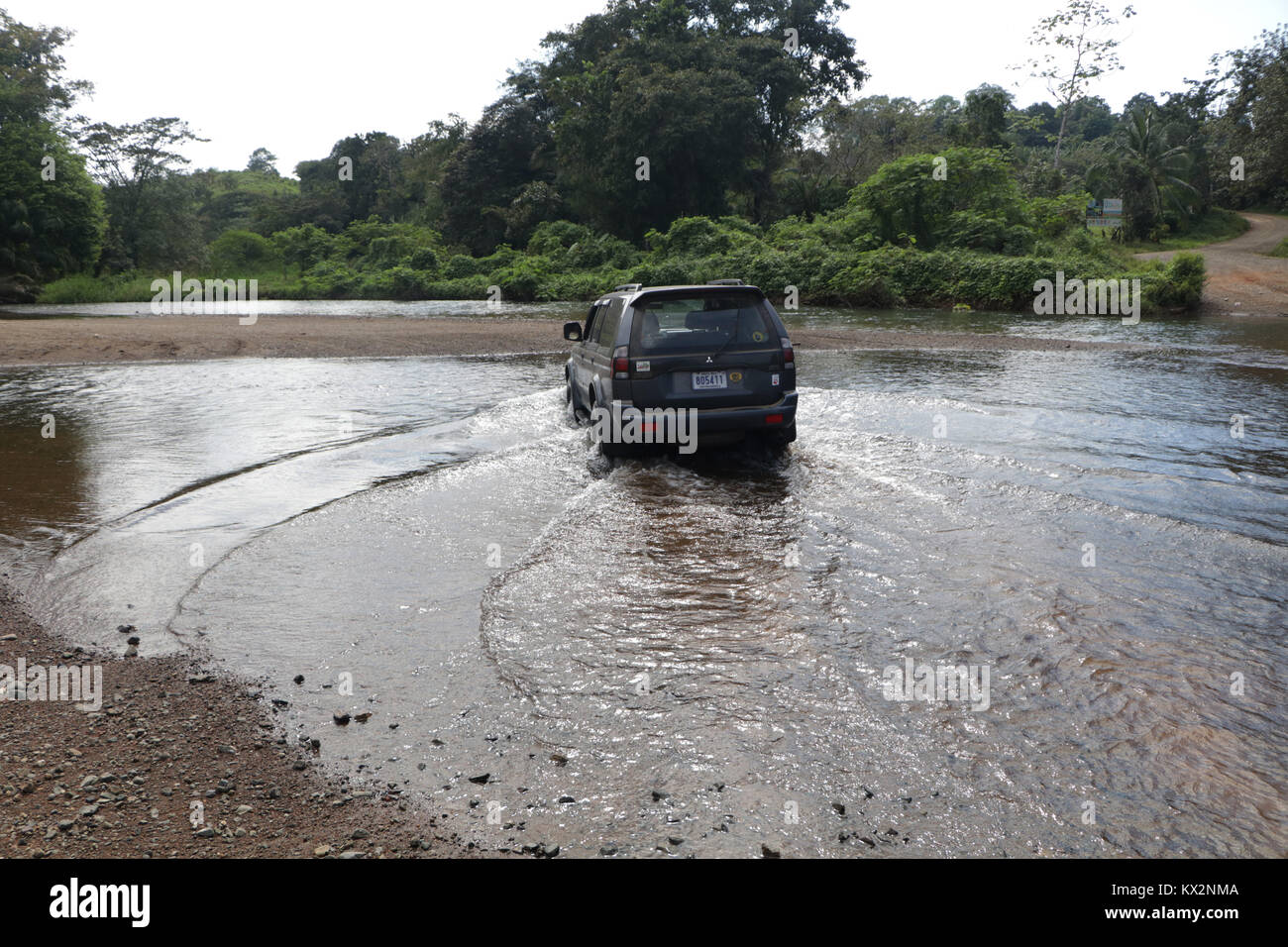 Coche cruzar el río cerca de Bahía Drake, Península de Osa, Costa Rica Foto de stock