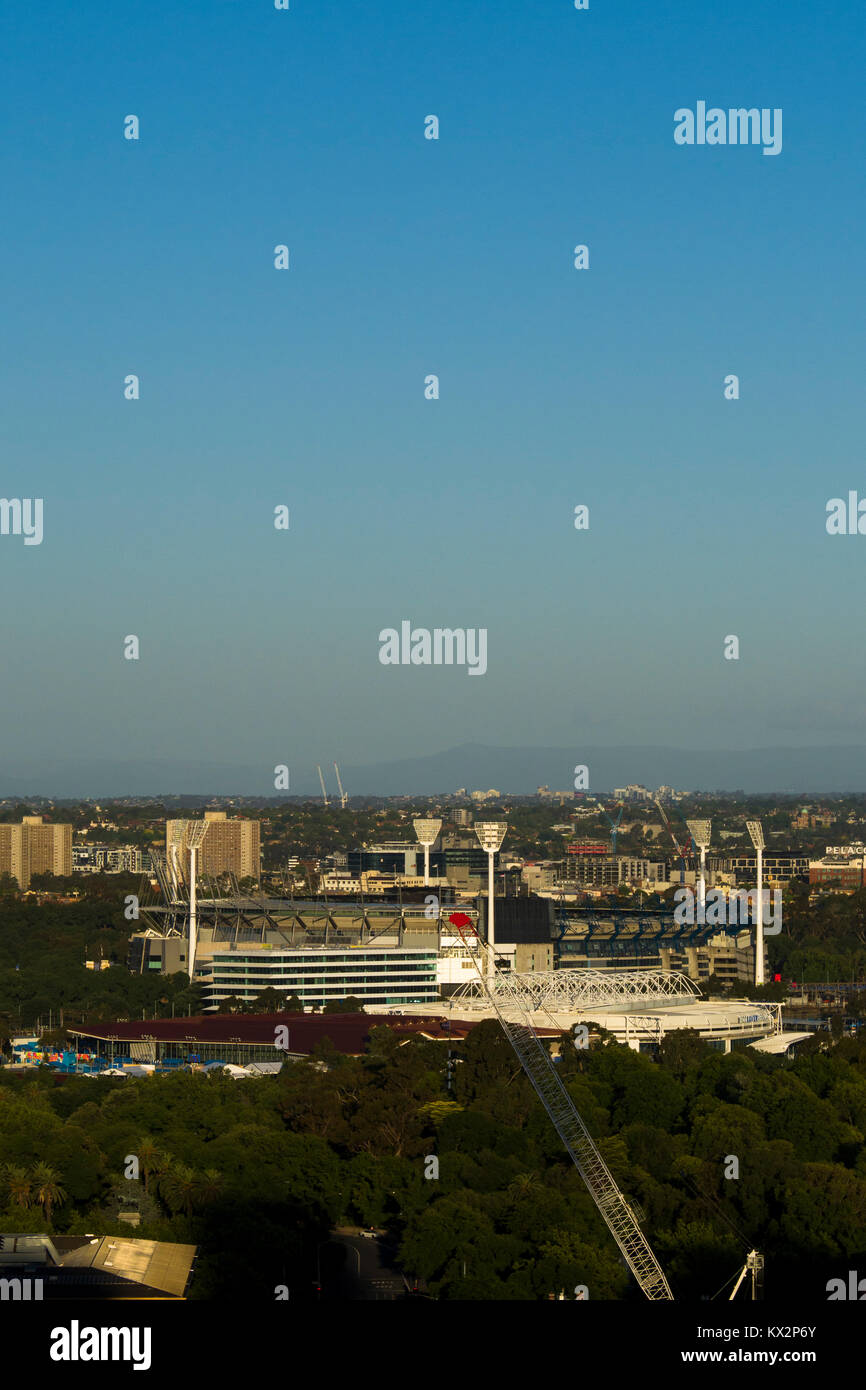 Vista a través de East Melbourne con estadios deportivos en Yarra Park