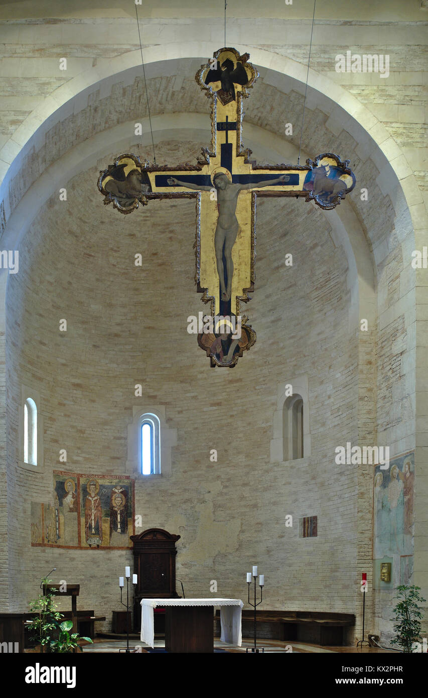 Italia Veneto Verona Fonte Baptisterio de San Giovanni en el siglo 12. Vista interior del antiguo crucifijo del siglo XV y algunas fresco en el fondo 13t Foto de stock