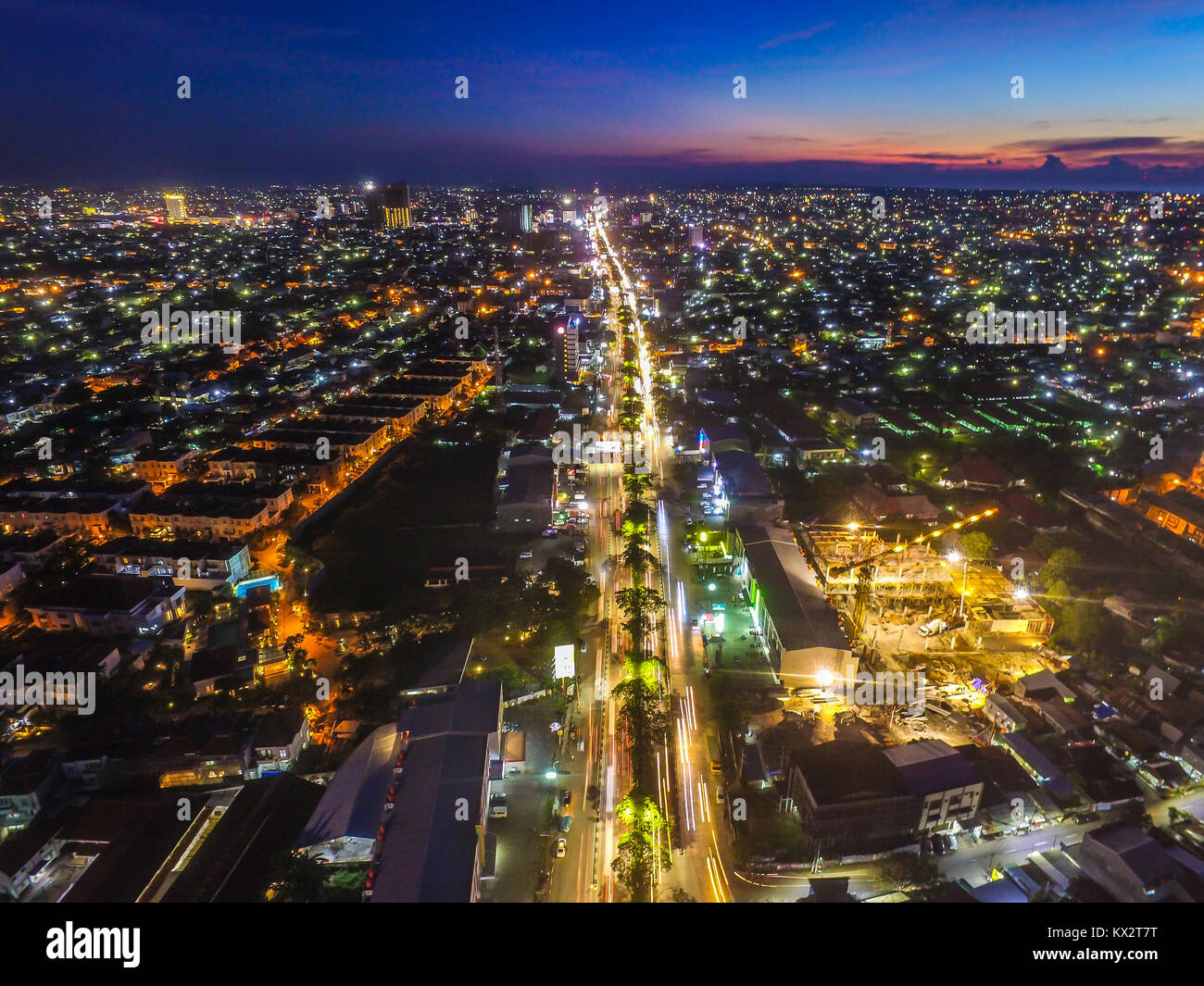 La ciudad de Makassar en la noche Foto de stock
