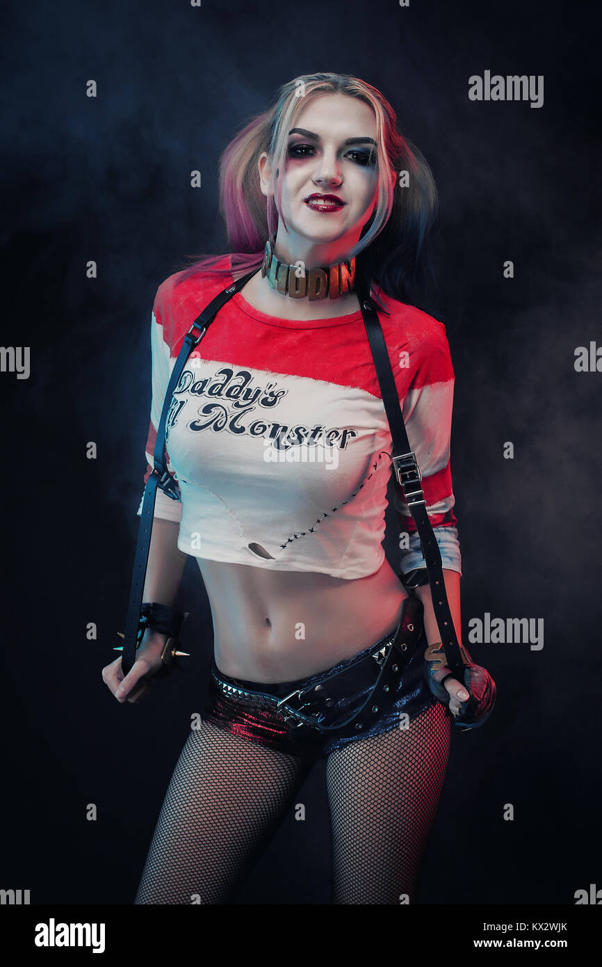 Chica Cosplayer con traje de Harley Quinn. Maquillaje de Halloween  Fotografía de stock - Alamy