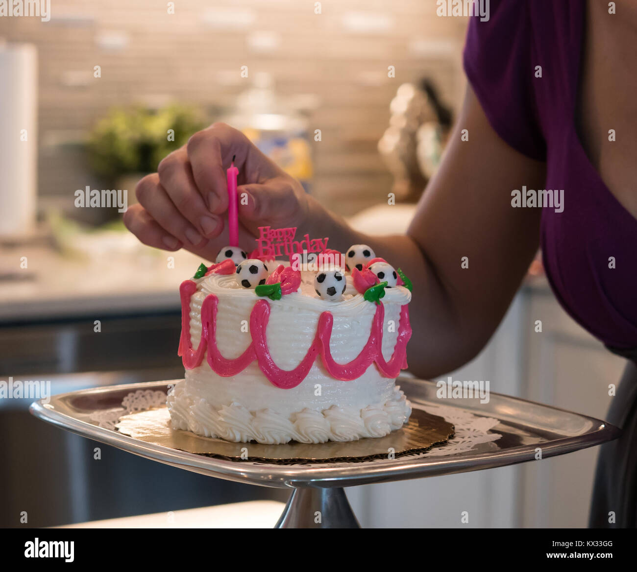 Mujer decorar tarta con velas, feliz cumpleaños, decoraciones y campo de  fútbol Fotografía de stock - Alamy
