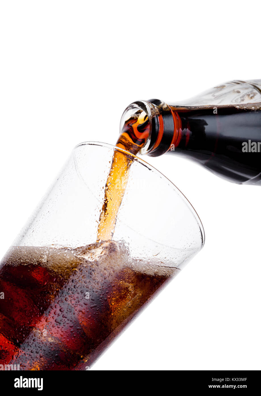 Verter la bebida gaseosa de cola de la botella al vaso con cubitos de hielo  sobre fondo blanco Fotografía de stock - Alamy