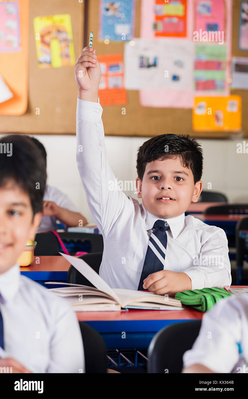 1 Indian School Boy estudiante mano levantada interrogatorio en el aula Foto de stock
