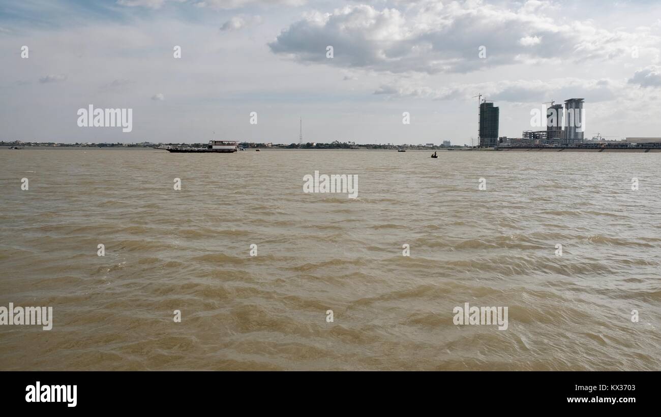 Este es el lugar único donde geográficamente las aguas combinar el río Tonle Sap cumple río Mekong "Chaktomuk' Confluencia del Sudeste Asiático Camboya Phnom Penh Foto de stock