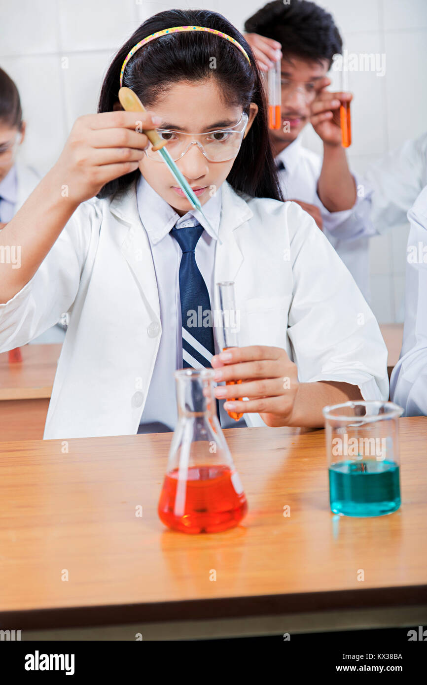 Indian High school girl haciendo experimento de química en clase de ciencias Foto de stock