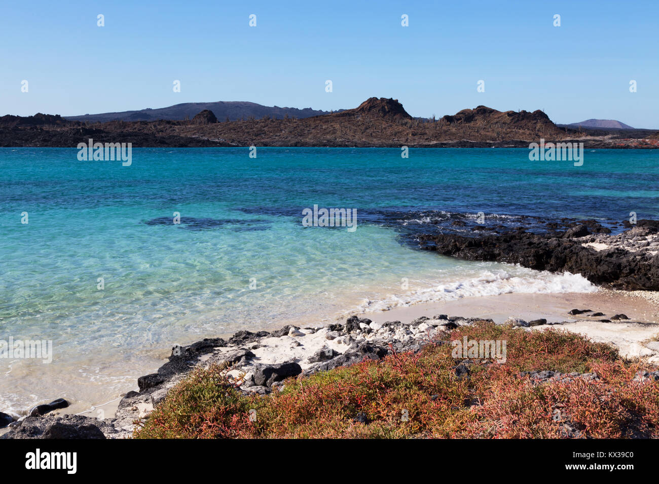 La Isla de Santiago visto desde la isla Sombrero Chino, Islas Galápagos Ecuador Sudamérica Foto de stock