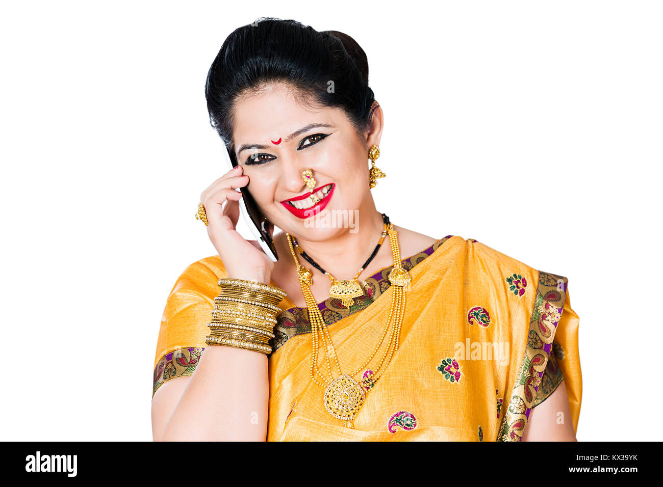 Feliz tradicional indio Marathi dama ama de casa hablando Teléfono Foto de stock