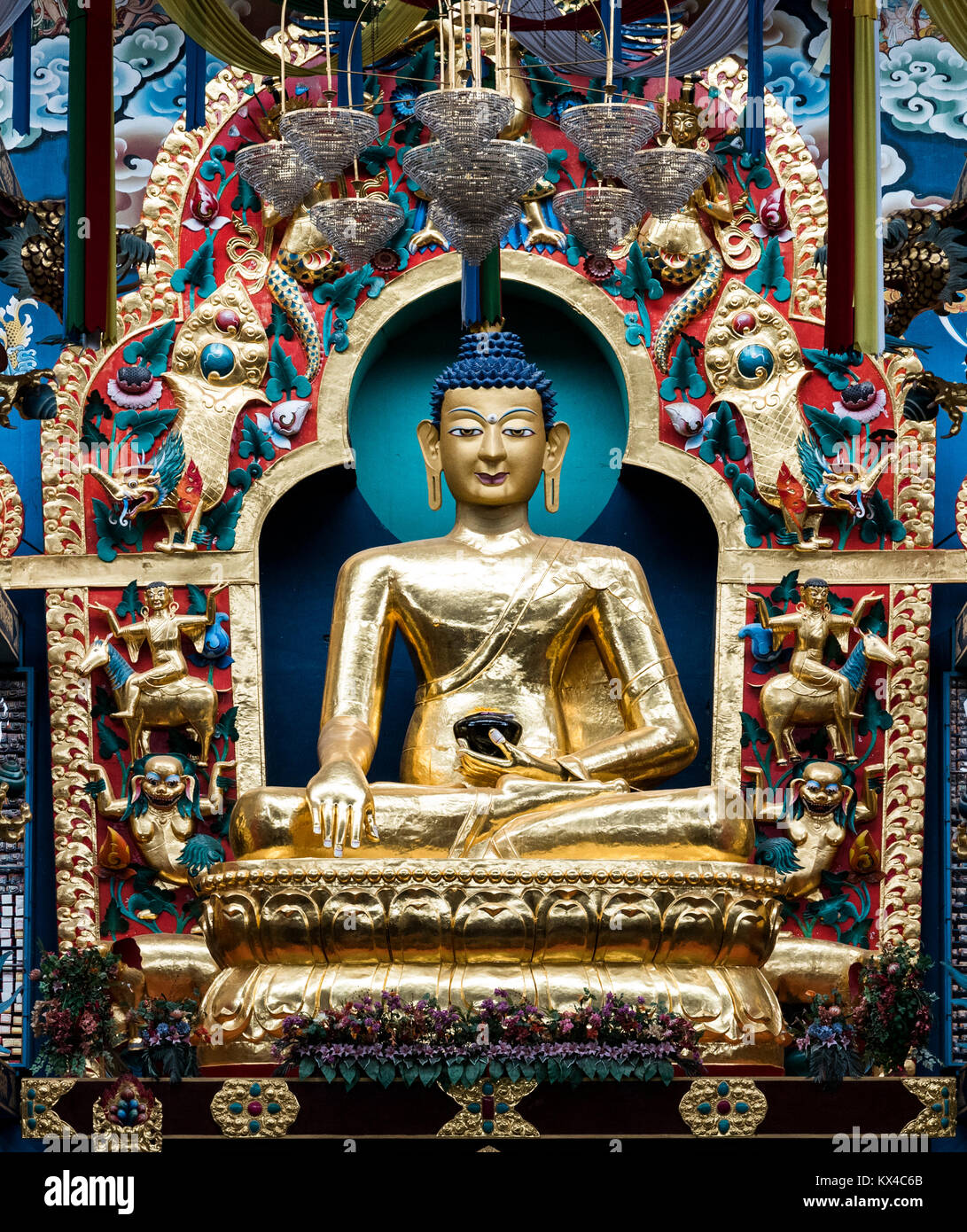 Gautam estatua de Buda en el monasterio Namdroling en Karnataka, India Bylaku Foto de stock