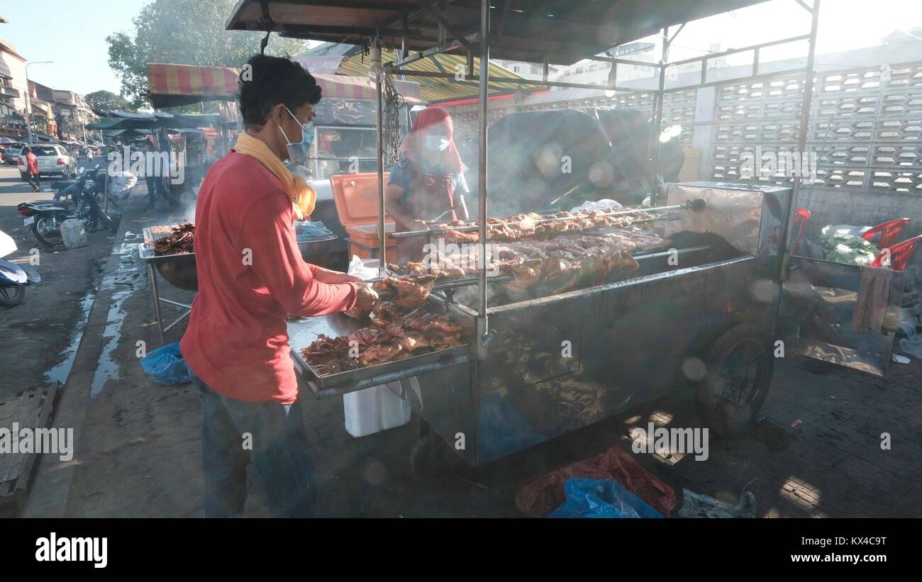 Los proveedores Smokey BBQ asar carnes en las calles de Phnom Penh, Camboya Foto de stock