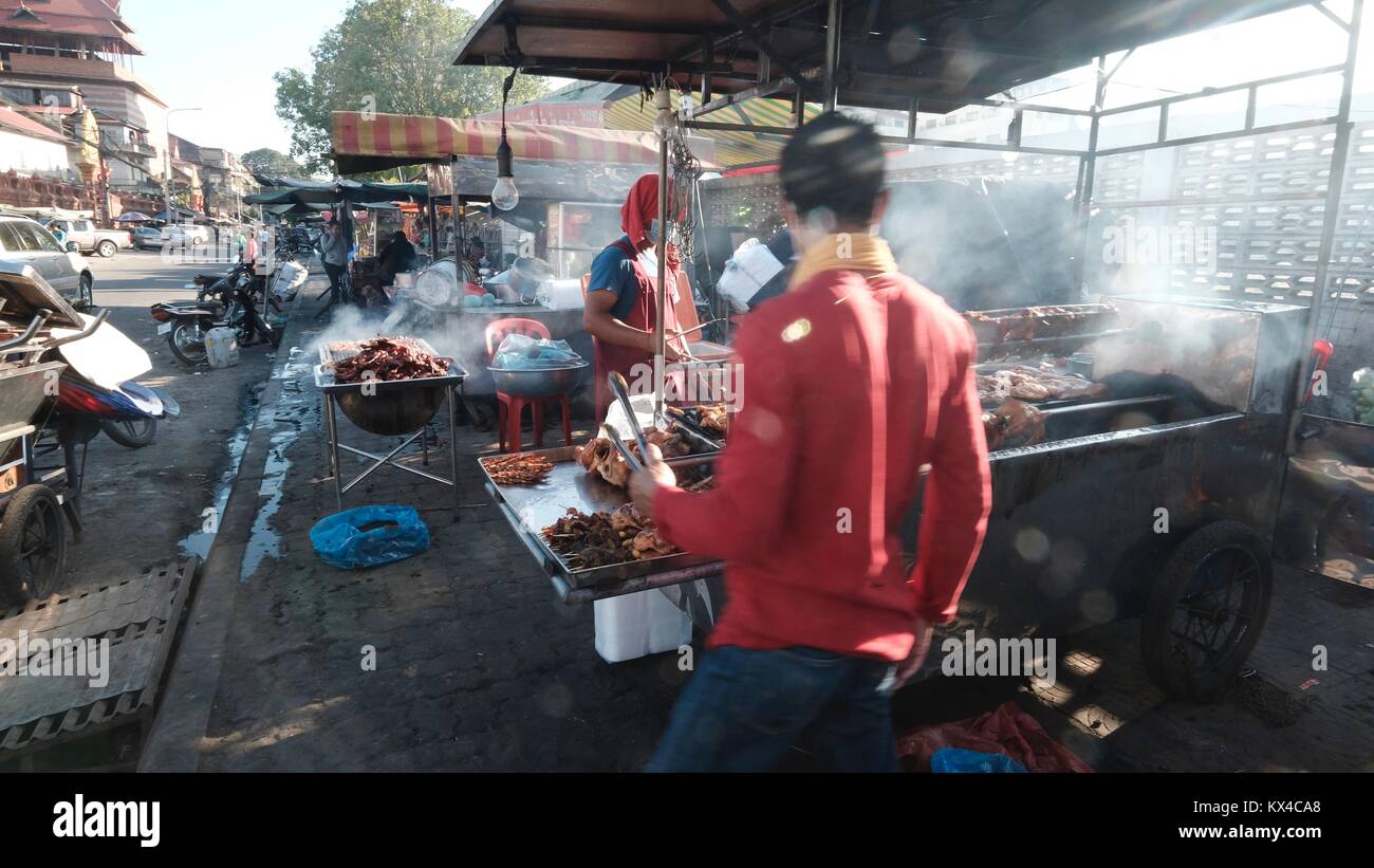 Los proveedores Smokey BBQ asar carnes en las calles de Phnom Penh, Camboya Foto de stock