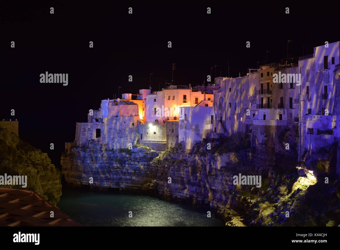 Proyecciones de estrellas en las fachadas de los edificios antiguos, frente al mar en Polignano a Mare, Apulia - Italia Foto de stock