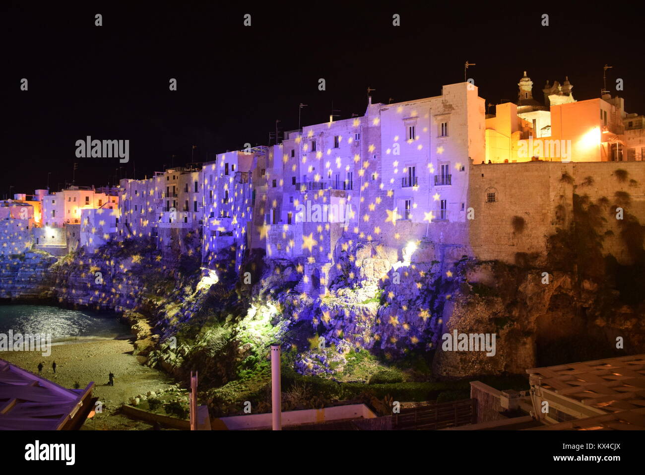 Proyecciones de estrellas en las fachadas de los edificios antiguos, frente al mar en Polignano a Mare, Apulia - Italia Foto de stock