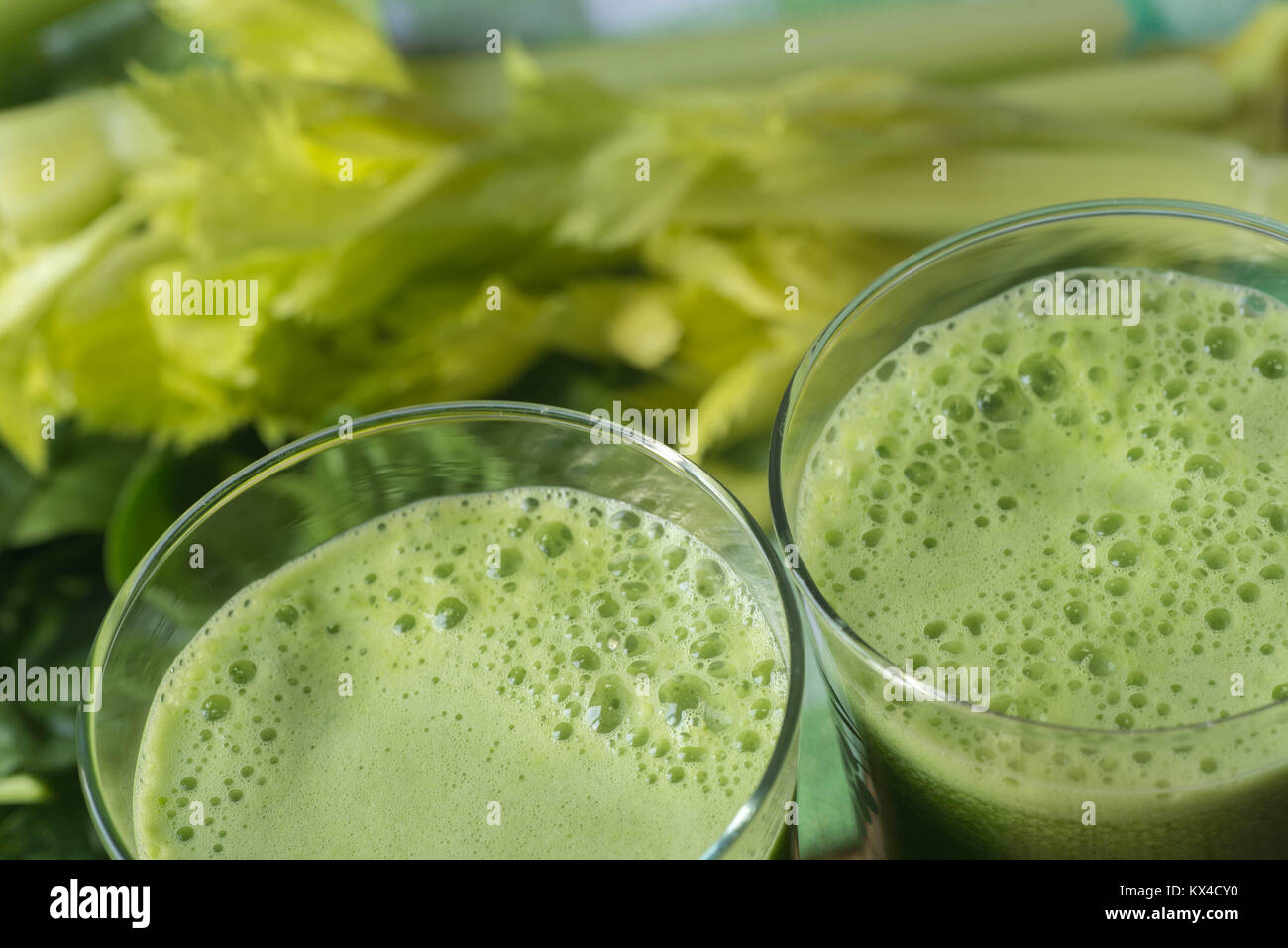 Jugo de vegetales - mujer zumos vegetales verdes en licuadora o máquina  exprimidor de zumo. Concepto de comida cruda saludable con la persona que  hace el apio jugo de vegetales en la