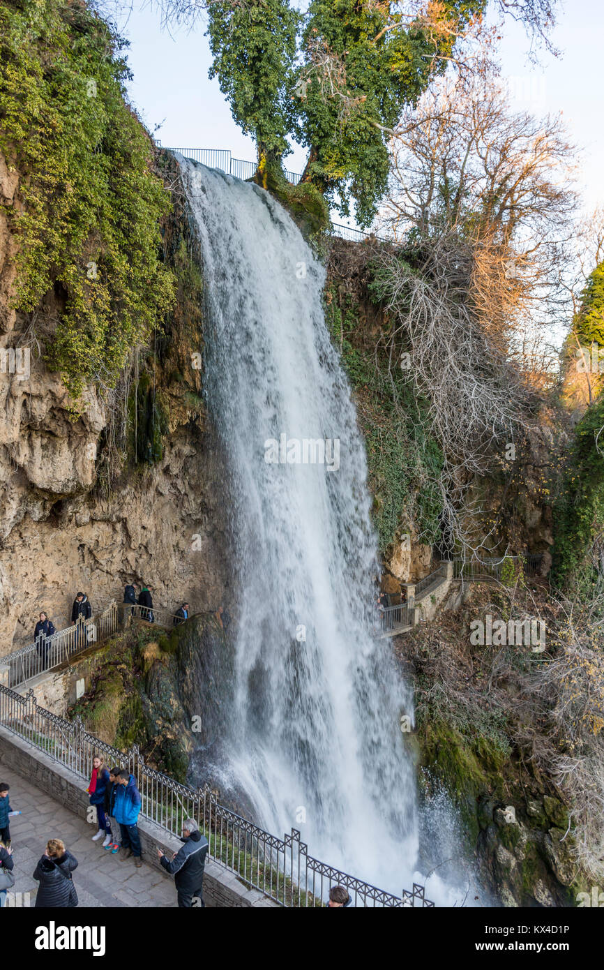 Gente disfrutando de la fuerza de la cascada de 70 metros de altura en Edessa ,Grecia. Las cascadas de Edesa son más altos que en Grecia. Foto de stock