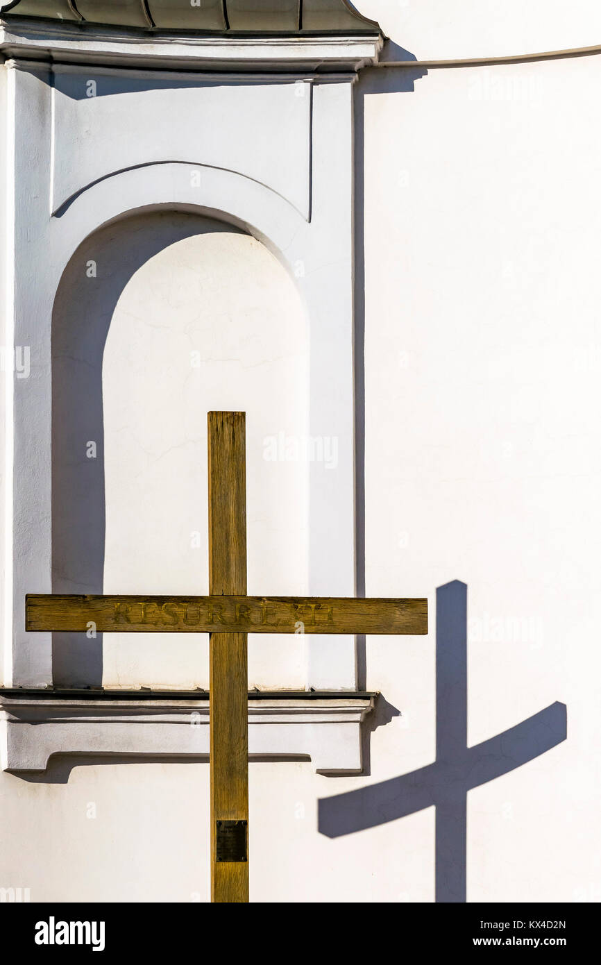 Cruz de madera y la pared de la Iglesia, tema religioso cristiano. La  reflexión de la cruz en la pared de la iglesia católica en día soleado  Fotografía de stock - Alamy