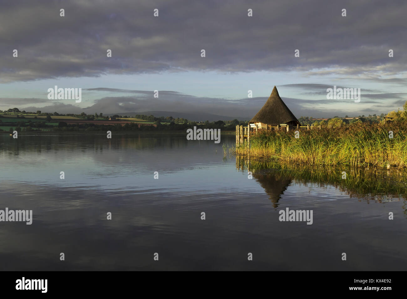 Una imagen del lago Llangorse Centro de información capturada por el sol de primera hora de la mañana, rodada en Gales, Reino Unido Foto de stock