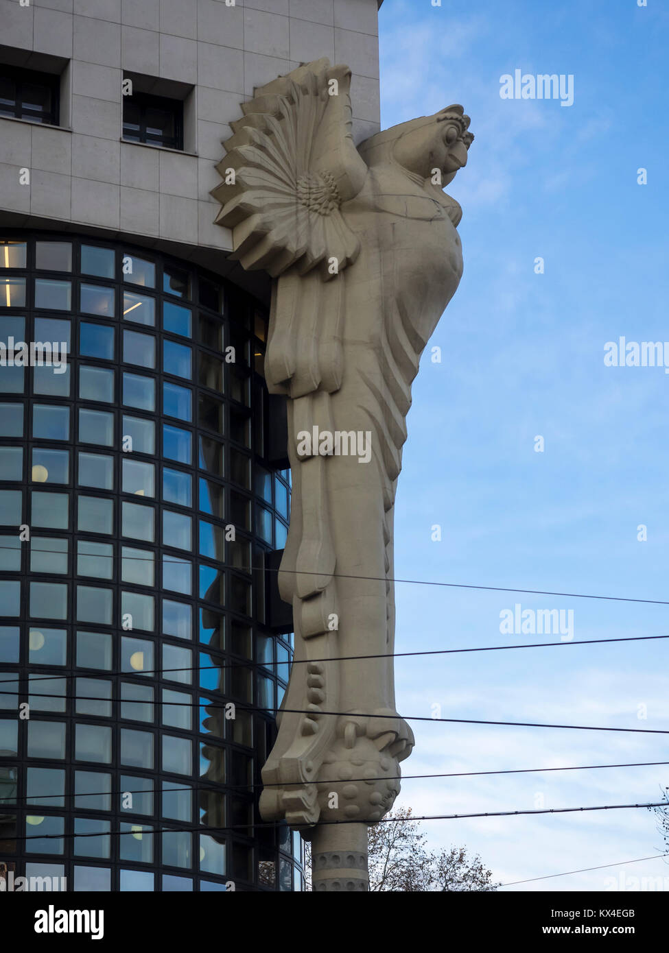 VIENA, AUSTRIA - 04 DE DICIEMBRE de 2017: Estatua de OWL en la Biblioteca Universitaria Universidad de Tecnología de Viena (Technische Universität Wien Hauptbibliothek) Foto de stock