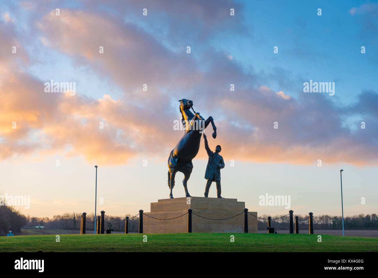 Newmarket Suffolk UK, vista de Newmarket Stallion estatua, un monumento ubicado cerca de la entrada del famoso hipódromo Suffolk, Reino Unido. Foto de stock