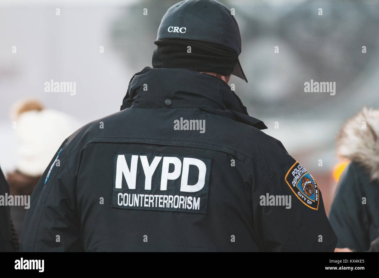 Oficial de NYPD proporcionando seguridad en Manhattan, Nueva York Foto de stock