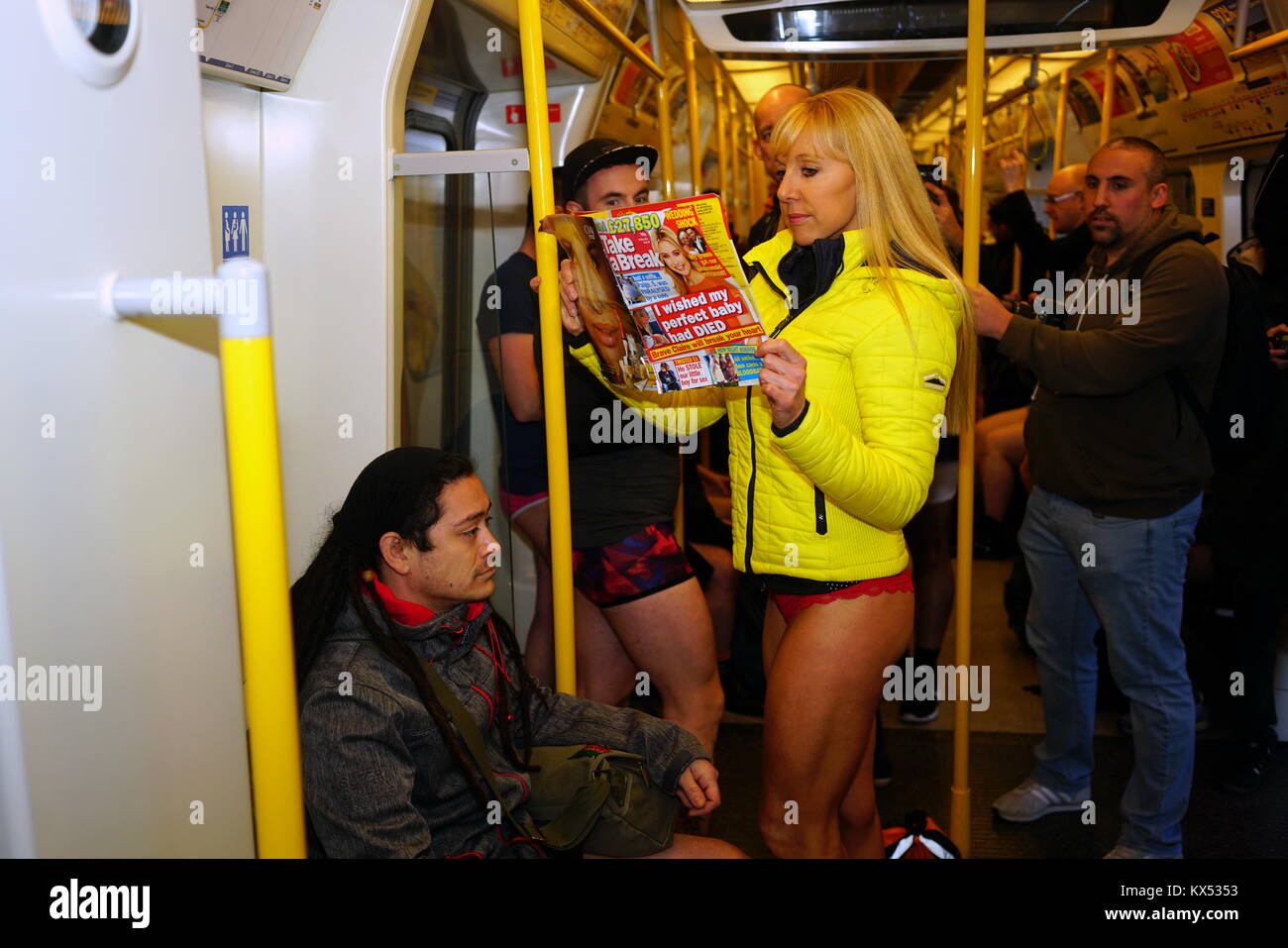 Sin pantalones en Metro (No Pants Subway Ride) el 7 de enero de 2018 en Londres la anual "sin pantalones en Metro' o 'No Pants Subway Ride" tuvo lugar en Foto de stock