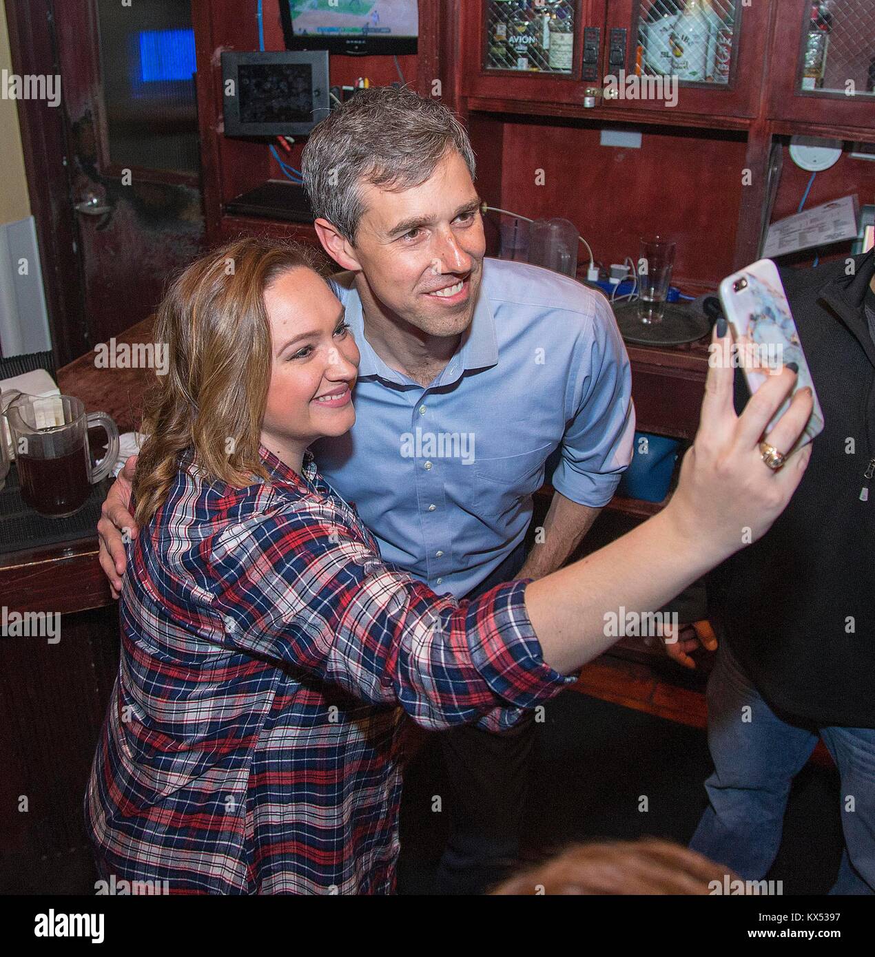 Enero 5, 2018: Rep. Beto O'Rourke, D-Texas toma una foto con un partidario durante las cervezas con Beto evento en el extremo oeste de Houston, TX. John Glaser/CSM. Foto de stock