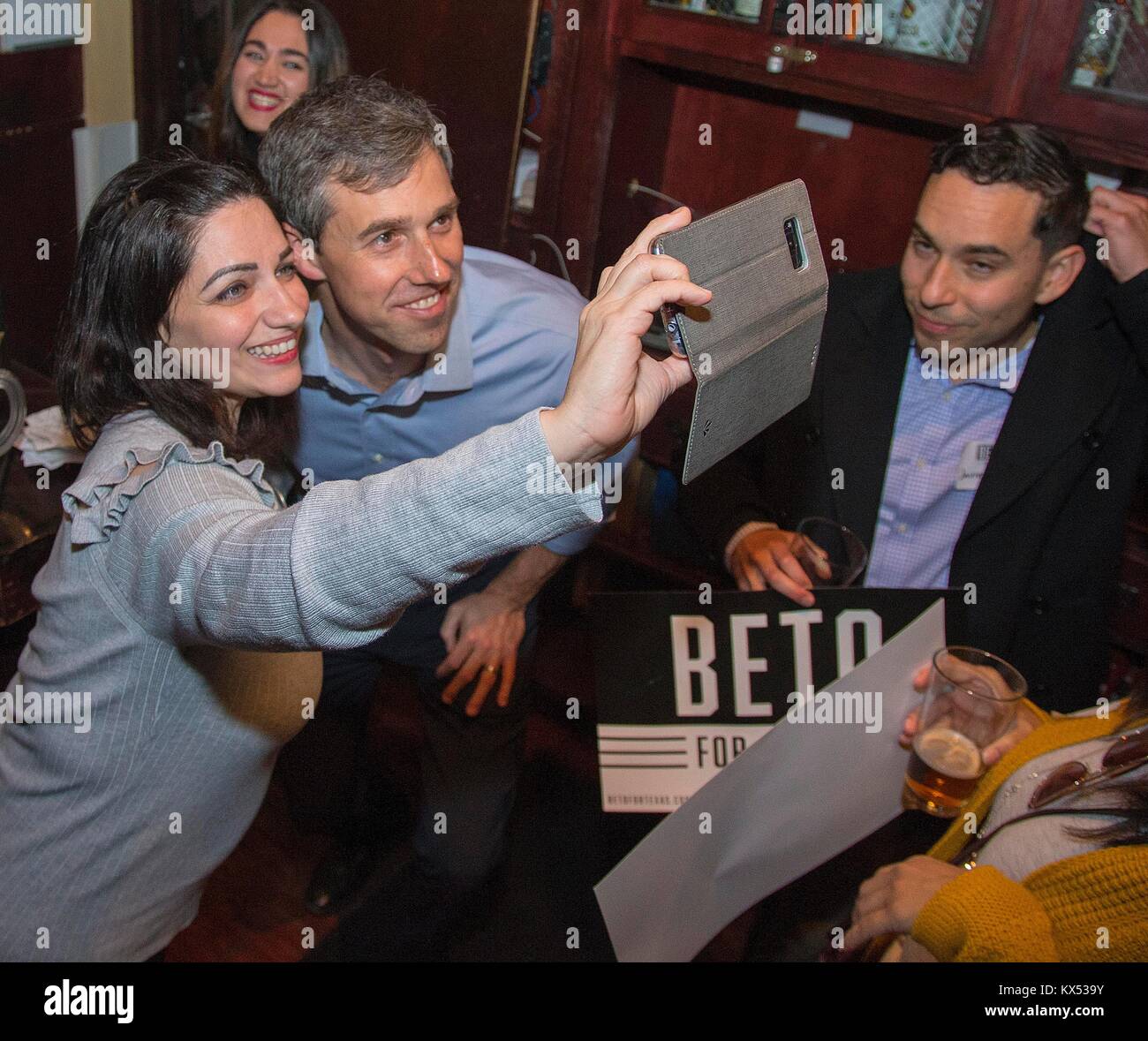 Enero 5, 2018: Rep. Beto O'Rourke, D-Texas toma una foto con un partidario durante las cervezas con Beto evento en el extremo oeste de Houston, TX. John Glaser/CSM. Foto de stock