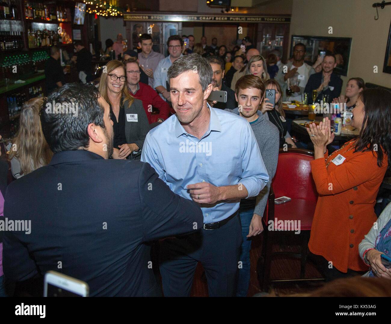 Enero 5, 2018: Rep. Beto O'Rourke, D-Texas llega a las cervezas con Beto evento en el extremo oeste de Houston, TX. John Glaser/CSM. Foto de stock