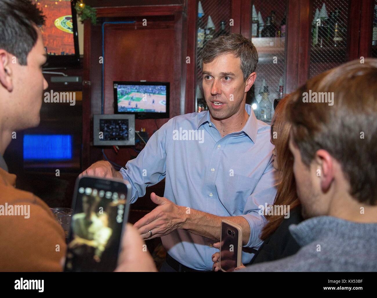 Enero 5, 2018: Rep. Beto O'Rourke, D-Texas cumple con sus partidarios durante las cervezas con Beto evento en el extremo oeste de Houston, TX. John Glaser/CSM. Foto de stock