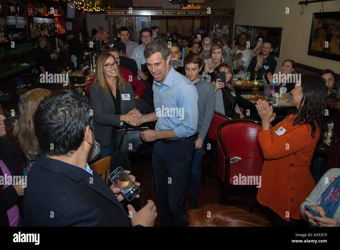 Enero 5, 2018: Rep. Beto O'Rourke, D-Texas llega a las cervezas con Beto evento en el extremo oeste de Houston, TX. John Glaser/CSM. Foto de stock