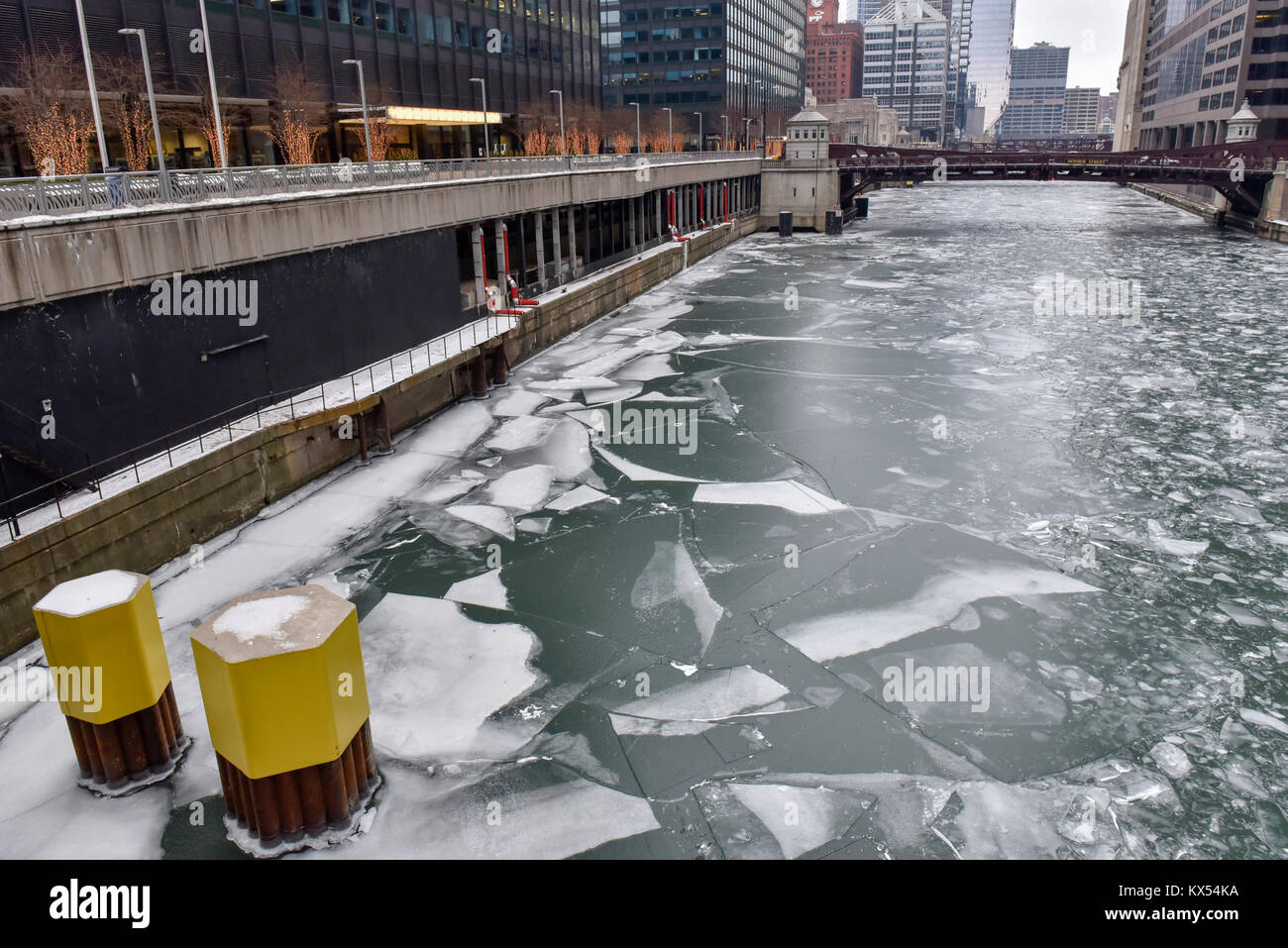 Chicago, Estados Unidos. El 7 de enero de 2018. Ee.Uu. Clima: El río de  Chicago se ve congelada en el centro de Chicago durante una ola de frío  extremo continuo que la