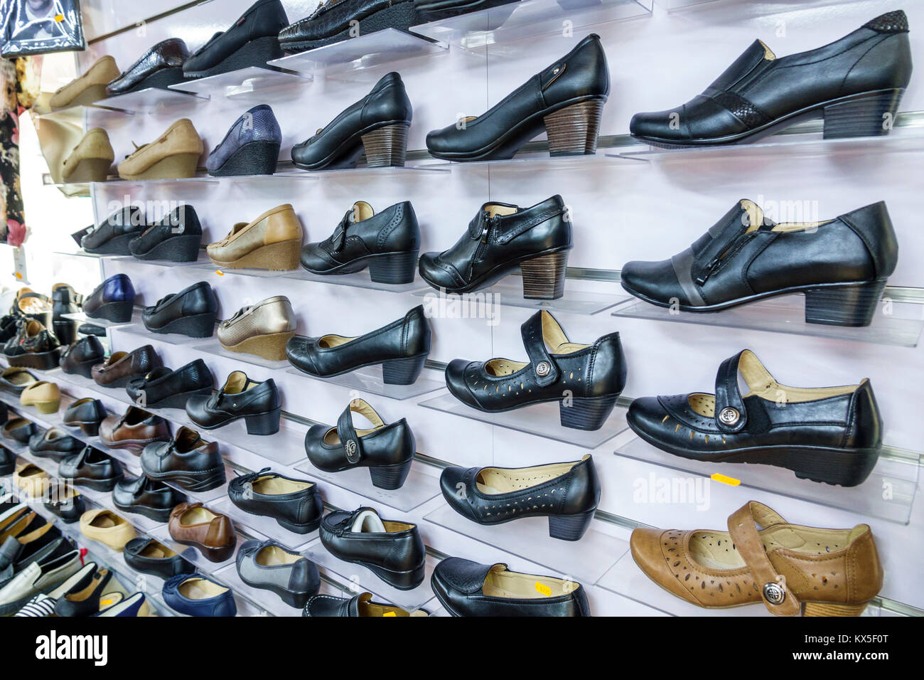 Coimbra Portugal,centro histórico,centro,zapatería,calzado,mujeres,comodidad,interior  negro interior interior,compras compras compras compras tiendas mercado  Fotografía de stock - Alamy