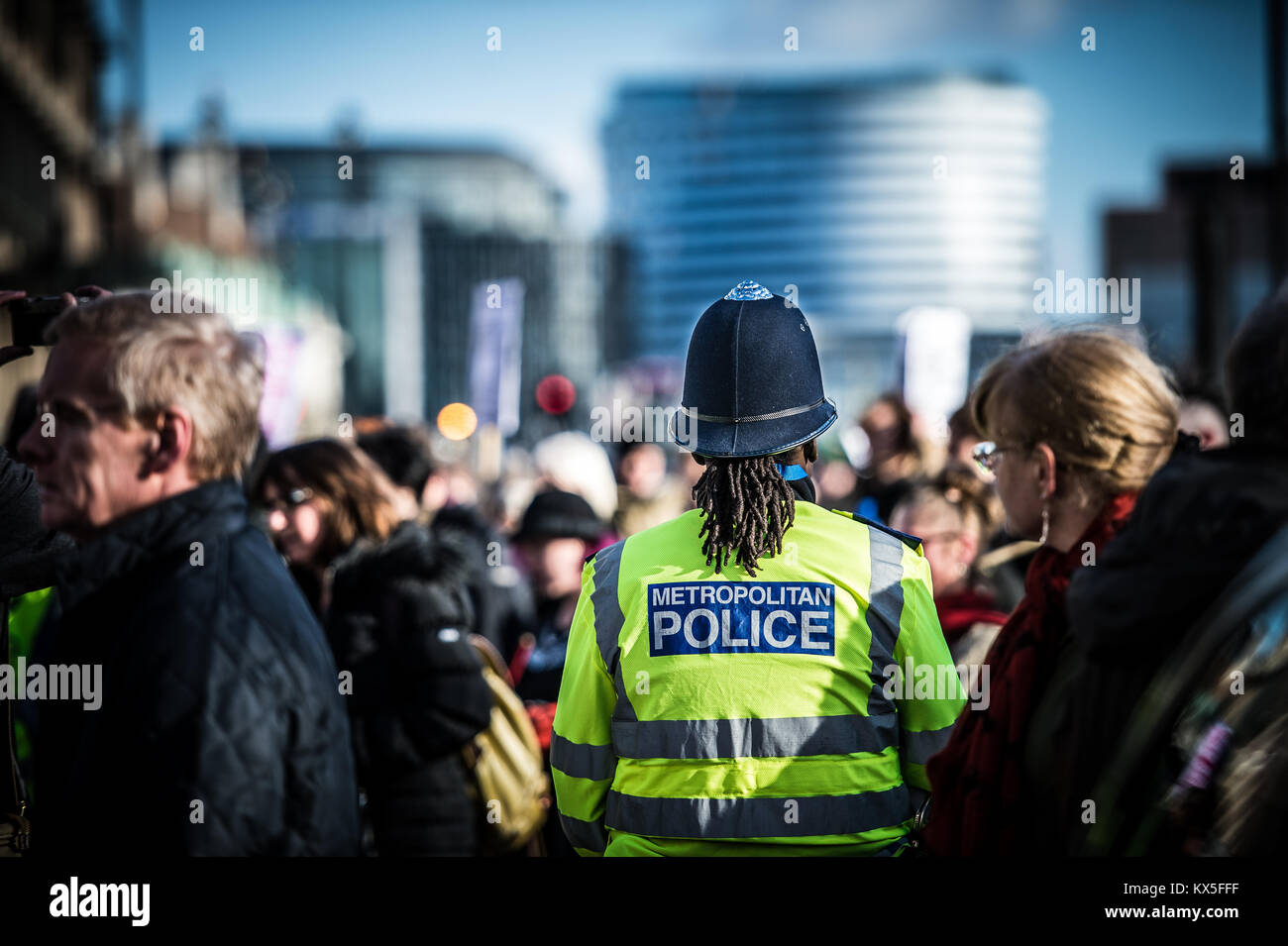 Oficial de guardia de la Policía Metropolitana durante una marcha de protesta en Londres Foto de stock