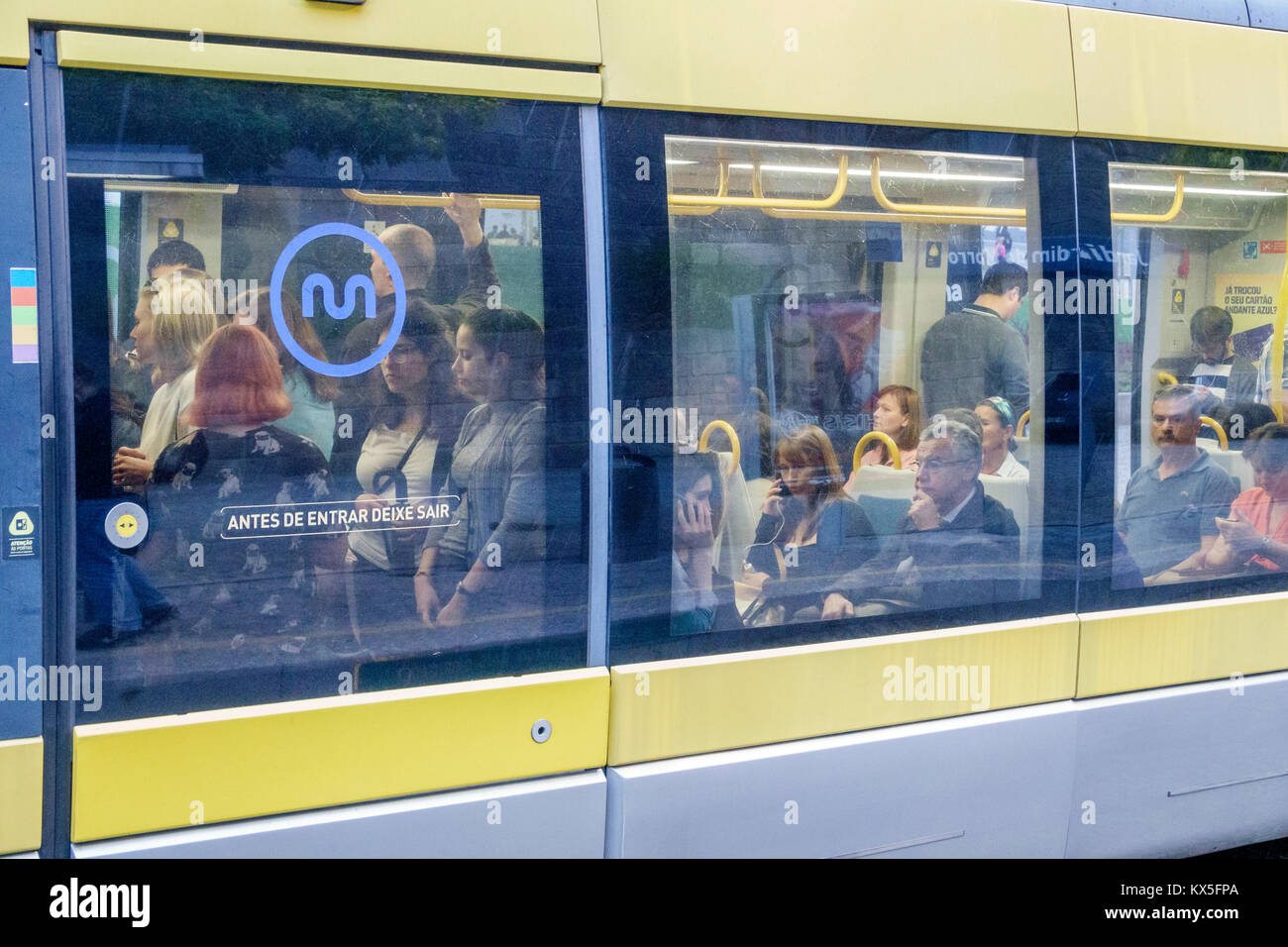 Porto Portugal,Metro do Porto,metro,estación,plataforma,tren,exterior,vista a través de la ventana,hispano,inmigrantes,pasajeros commu Foto de stock