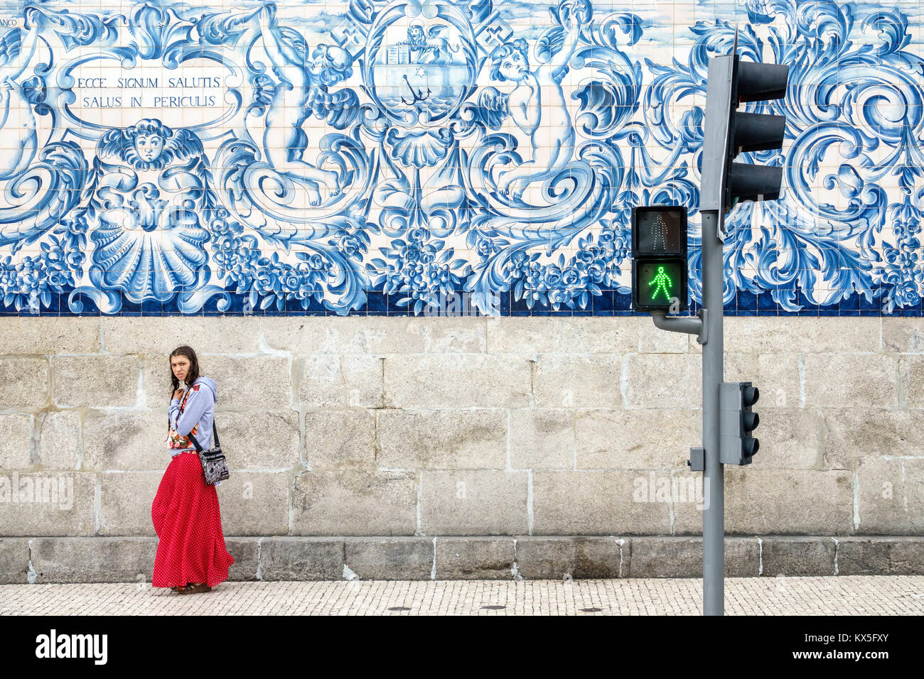 Porto Portugal,centro histórico,Igreja do Carmo,iglesia,católica,exterior,mosaico,azulejos,azulejos pintados de azul,adolescente adolescente adolescente hispano adolescente Foto de stock