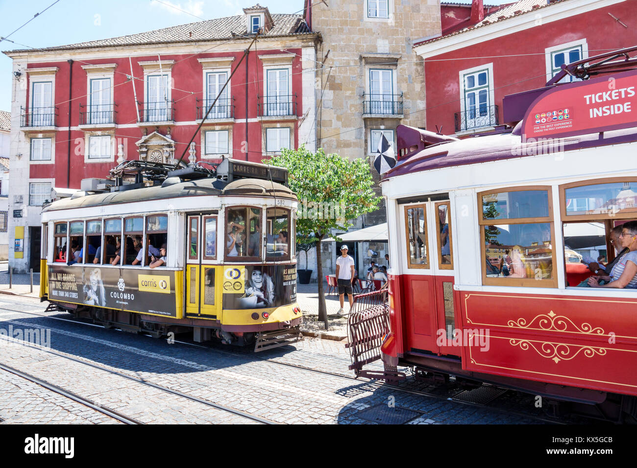 Lisboa Portugal,Alfama,barrio histórico,Tranvía 28,tranvía patrimonial,Vintage,transporte,hispano,inmigrantes,portugués,PT170709071 Foto de stock