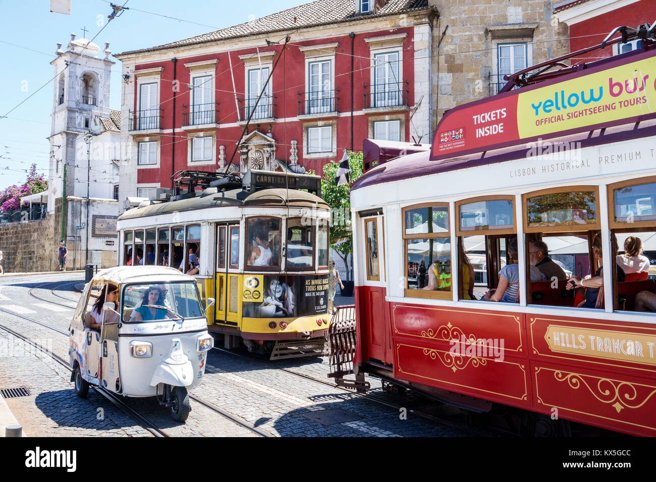 Lisboa Portugal,Alfama,barrio histórico,Tranvía 28,trolley patrimonial,vintage,triciclo scooter,tuk-tuk,transporte,hispano,inmigrantes,Po Foto de stock