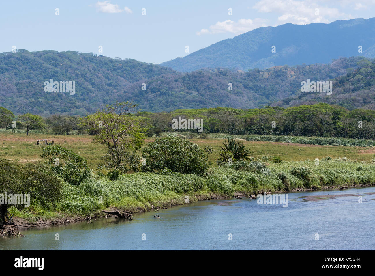 Río Tárcoles, Parque Nacional Carara, provincia de Puntarenas, Costa Rica Foto de stock