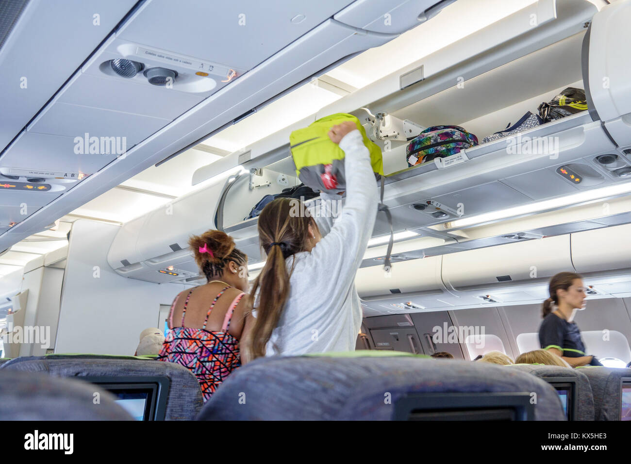 Lisboa Portugal,Aeropuerto Humberto Delgado,LIS,Aeropuerto Â Portela,TAP,Air  Portugal,aerolínea,avión,interior,embarque,equipaje de mano baggag  Fotografía de stock - Alamy