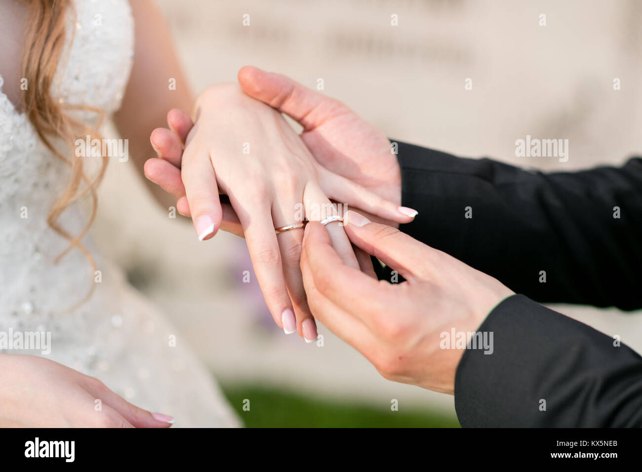 Anillos de boda y las manos novia y el novio. El joven pareja de novios en la ceremonia de matrimonio. El hombre y mujer en el amor. personas