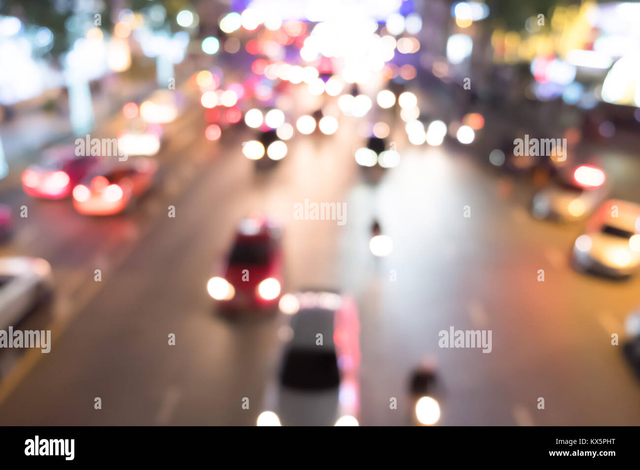 Bokeh de tráfico de iluminación durante la noche, la luz de coche Foto de stock