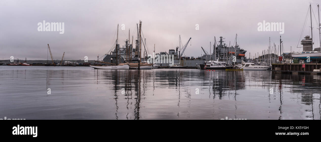 Un día tranquilo en Falmouth docks, con barcos y reflexión sobre el agua Foto de stock