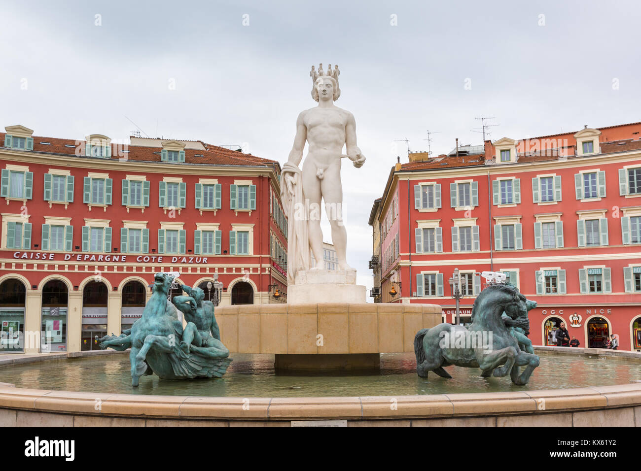 Fontaine du Soleil, Sun fuente con estatua de Apolo en la plaza Massena, Nice, Francia Foto de stock